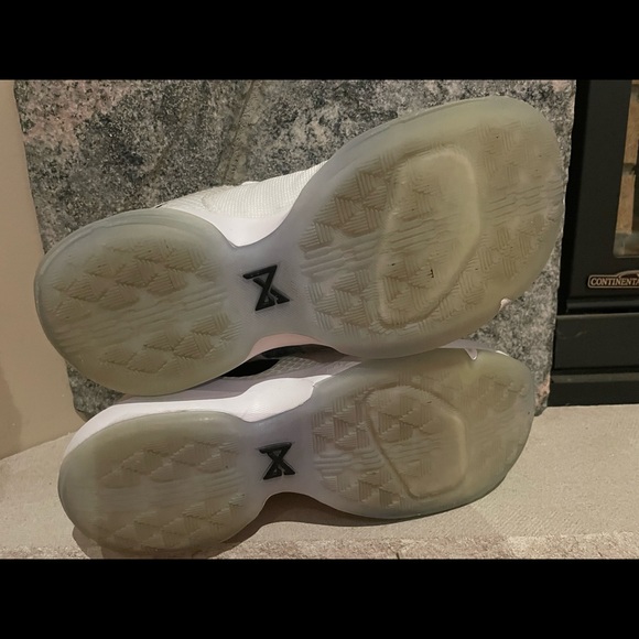 Lightly used mens Nike PG 1 basketball shoes. - Picture 3 of 6